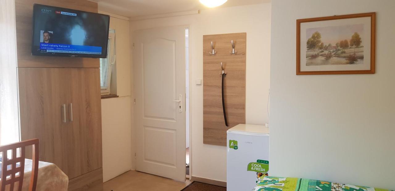 Apartman Koi Leilighet Veltrusy Eksteriør bilde